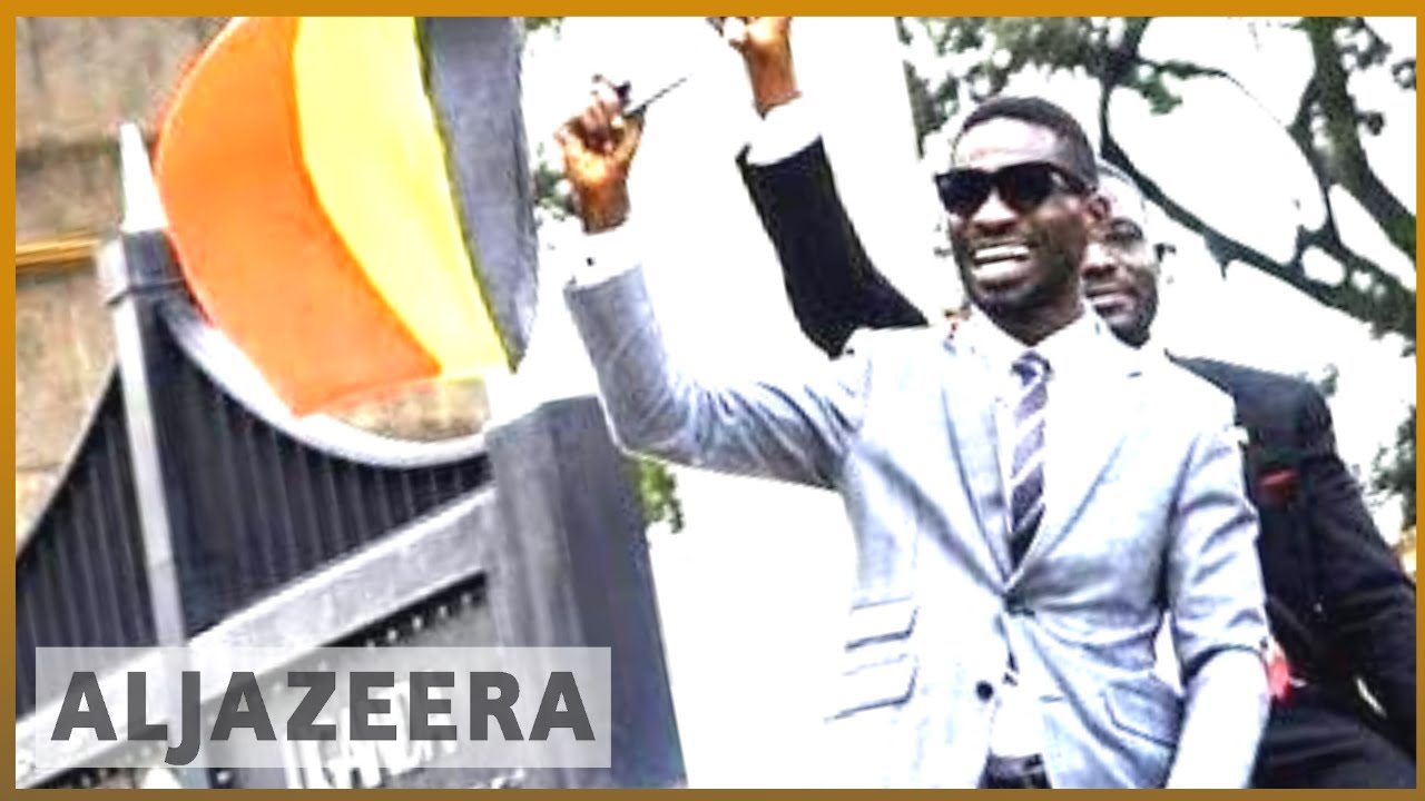 🇺🇬 بوبي واين، نجم البوب الأوغندي الذي تحول إلى زعيم للمعارضة، يمثل أمام المحكمة | الجزيرة الإنجليزية