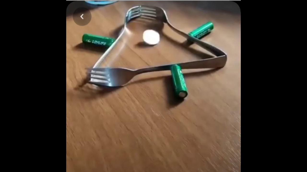 опыт с батарейками и монеткой. эксперимент с вилками батарейками и монеткой. эксперимент с ложками батарейками и монеткой. опыт с батарейками и монеткой. опыты с батарейками вилки.