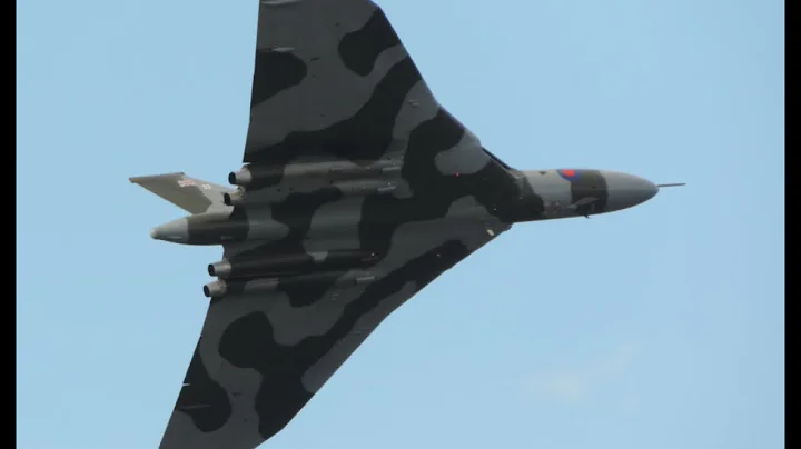 VULCAN BOMBER AT RHYL AIRSHOW 2015