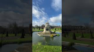 Statue of Queen Victoria at Kensington Palace تمثال الملكة فيكتوريا في قصر كنسينغتون في لندن