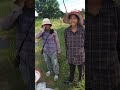 캄보디아산에서 자연산버섯을 캐다가 도로변에서 판매를 하는 젊은 아낙네들입니다~~#자연산버섯#캄보디아여행