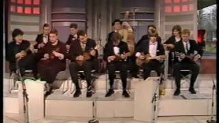 Miniatura de vídeo de "The Ukulele Orchestra of Great Britain: vintage clip from 1988"