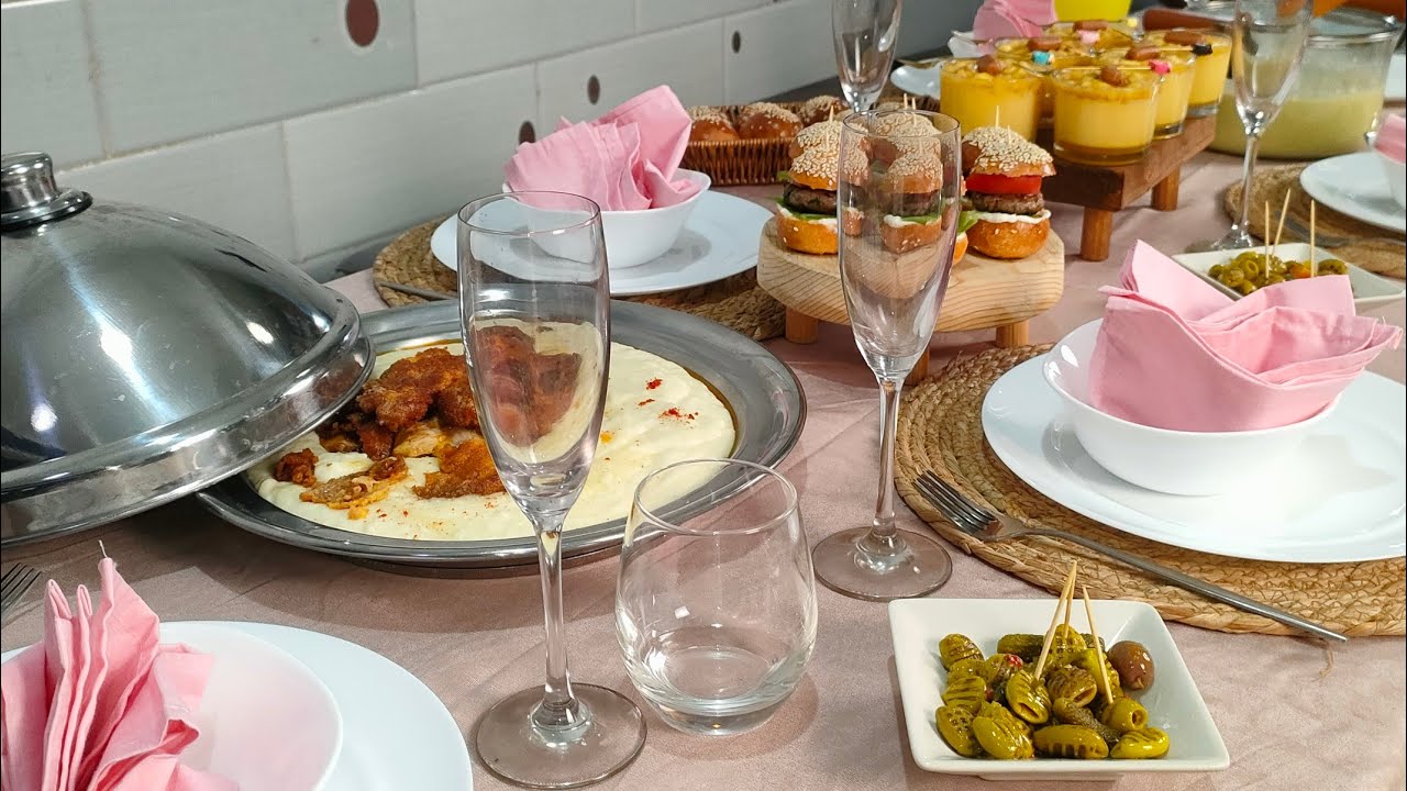 طاولة يوم العاشر لرمضان 🌙 في متناول الجميع خاصة العاملات..مملحة بعجينة قطنية،تحلية راقية،طبق رئيسي