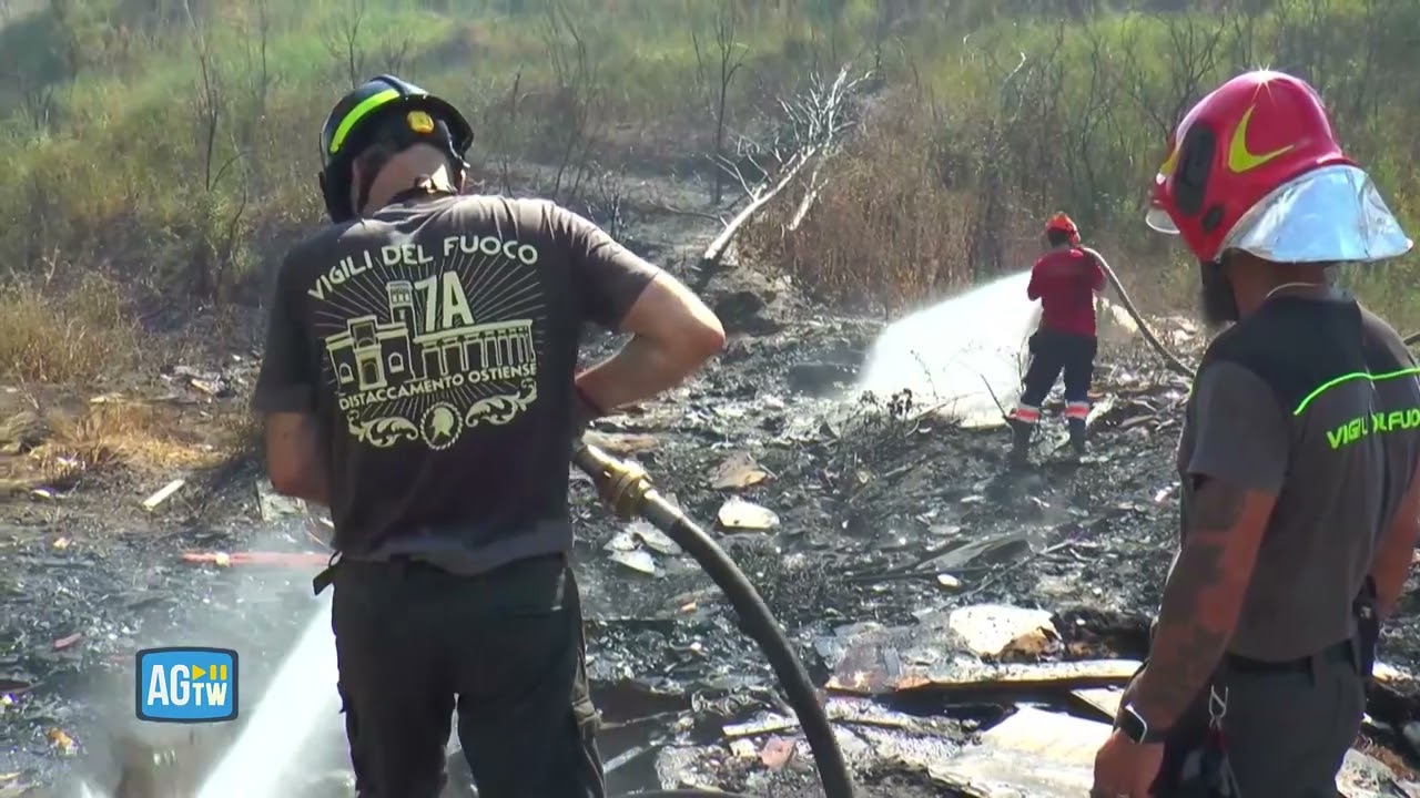 Roma, incendio su via della Magliana: bruciano sterpaglie, rifiuti e automobili