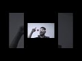 بطرف المنصة ساترين الباب 