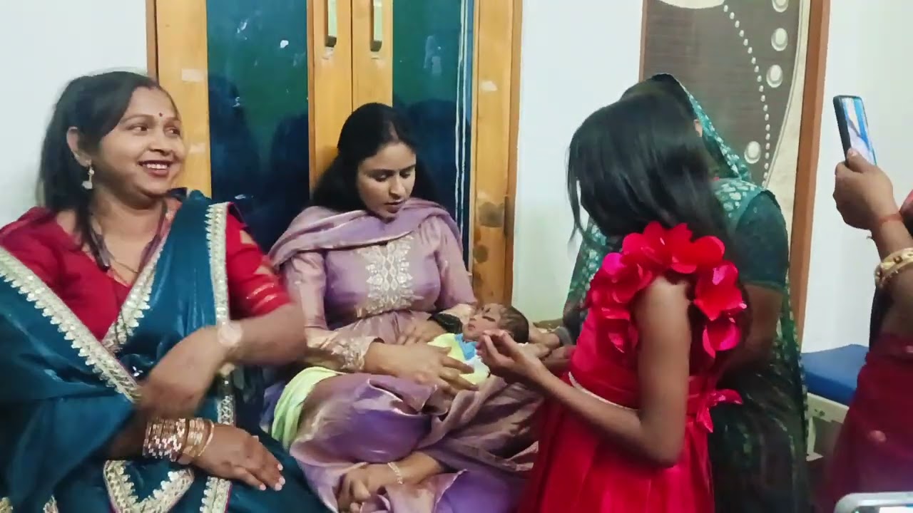 आज हमारे बाबू का छठी है बुआ जी लगा रही है काजल