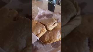 Empanadas de Arcelia con una coca bien fría 🥟🥤