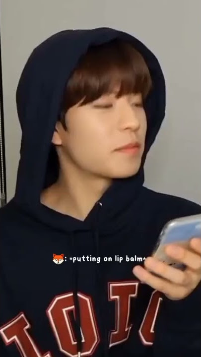 the way seungmin ask i.n to put a lip balm on his lip kinda suss??!?! #seungmin #jeongin