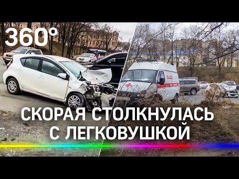 Скорая влетела в иномарку во Владивостоке. ВИДЕО