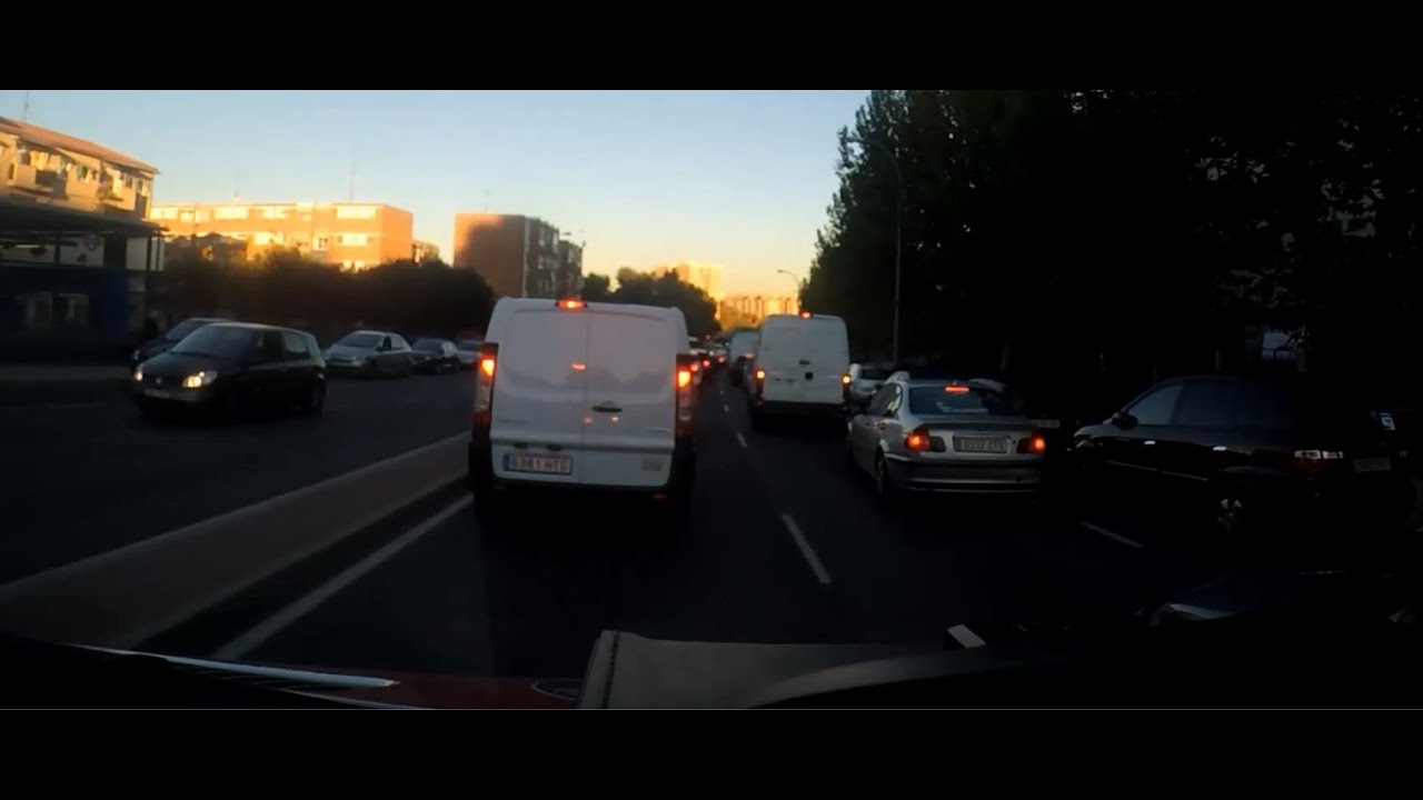 Ambulancia SVB del SAMUR-Proteccion civil dirigiendose a aviso