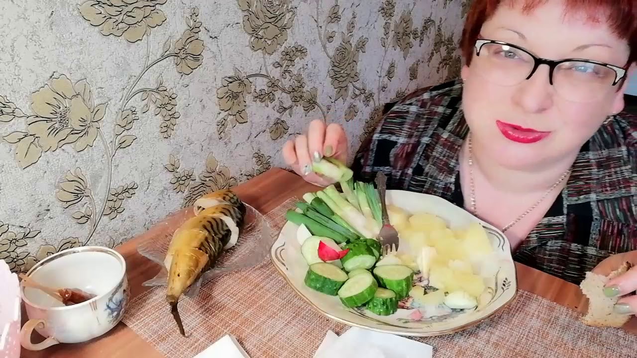 Мукбанг Россия.Скумбрия и овощи.Обжор солененьким.Болталка.