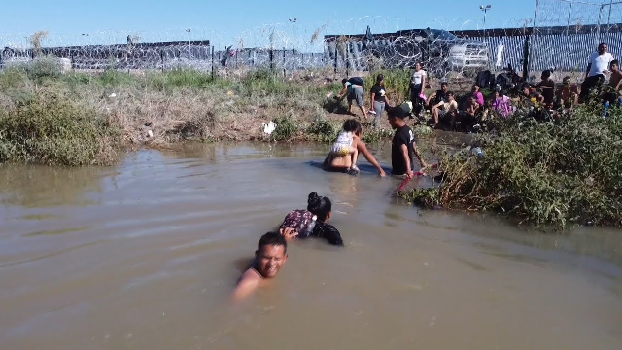 Entrada de campamento migrante a EE.UU. eleva desesperación por cruzar un  caudaloso río Bravo - YouTube