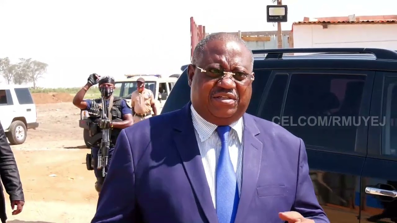 AÉROGARE MODERNE DE KOLWEZI œuvre signé Richard MUYEJ.