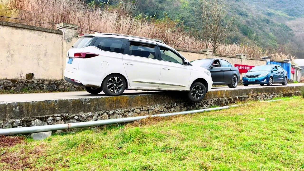 This method of passing oncoming traffic must be a nightmare for novice drivers. #TrappedCarRescue