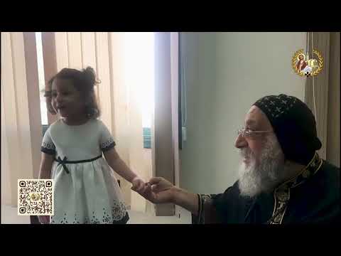 قداسة البابا تواضروس الثاني يداعب الأطفال