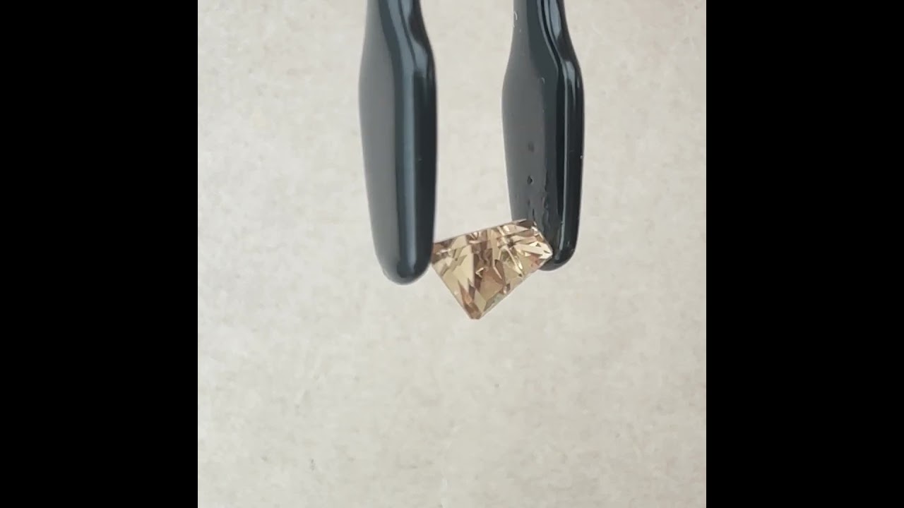 Golden Sapphire Dreamscape™ Cut 1.06 carats | John Dyer Gems