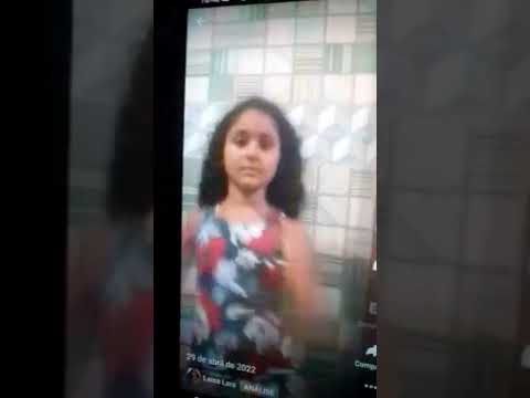 essa menina que está com o colar canal dela laisa e Carla amigas para sempre 😘