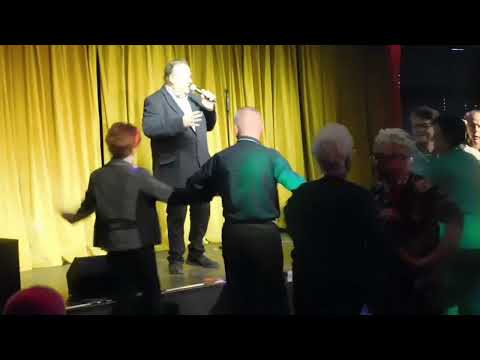 Charlie D.Medow zingt