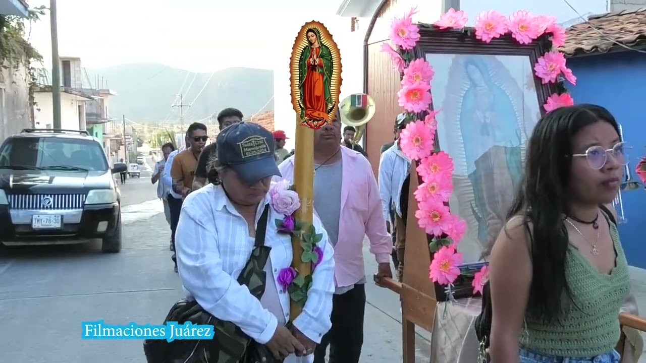 Братство 12 декабря возложит цветы к статуе Девы Марии в Запотитлан-Лаго, Оахака.