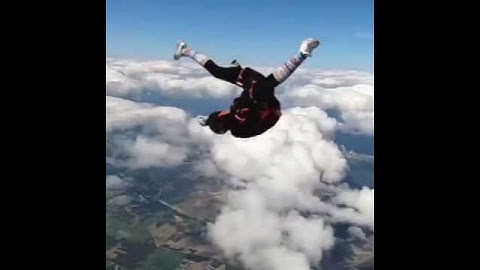 sky diving goes wrong?😲how many moves you noticed?🙄#skydiving#fails#travel#fly#blueskies#skyline