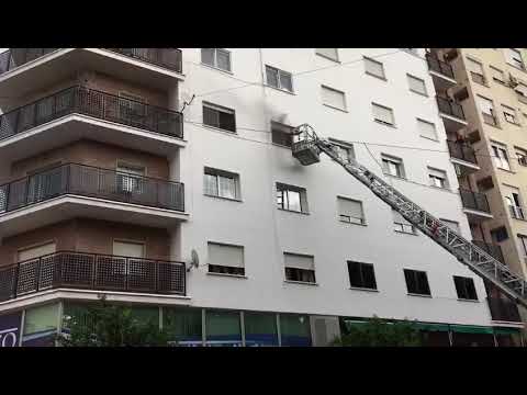 Los bomberos actúan en un incendio en la calle Roque Barcia