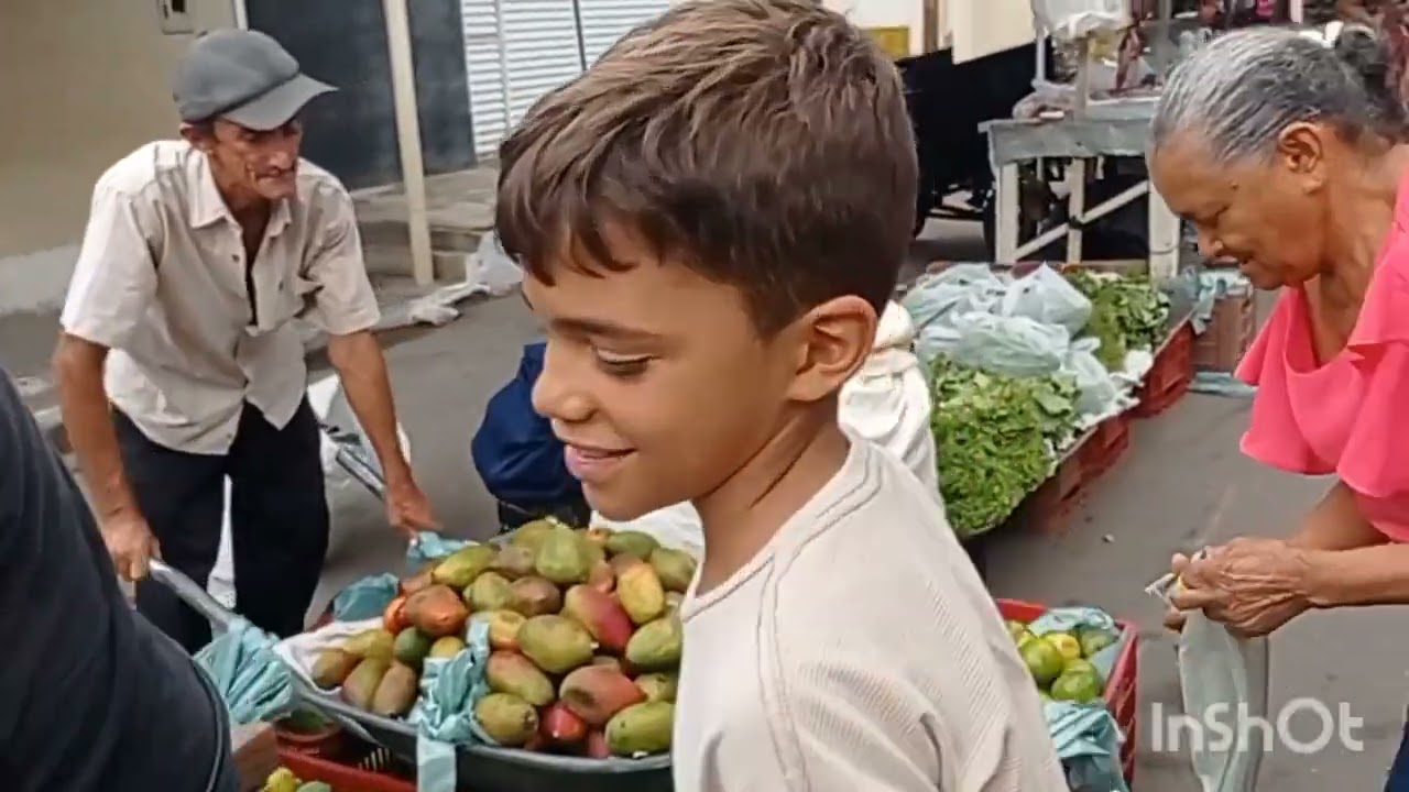 FEIRA LIVRE NA SARAÍVA NO DOMINGO, E CONVERSANDO COM ALGUMAS PESSOAS, TENTANDO AGRADAR.