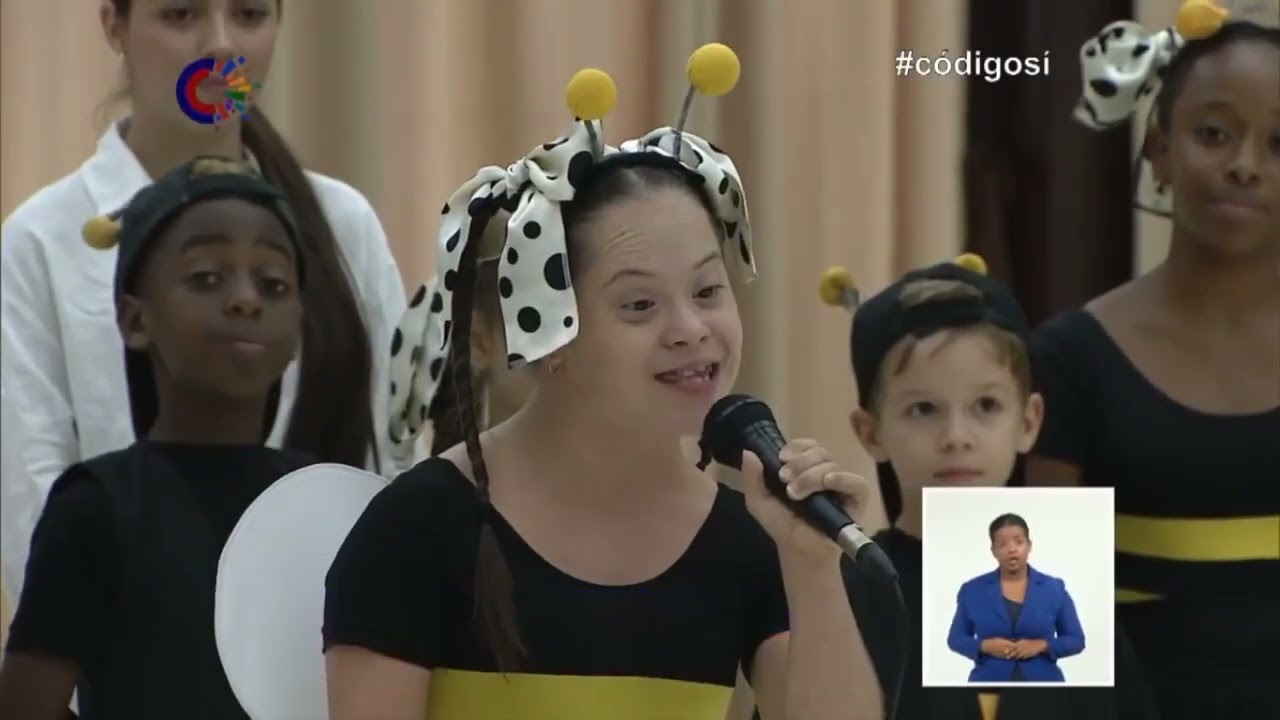 Ceremonia de entrega de la Orden Félix Varela a la Compañía Infantil de Teatro “La Colmenita”