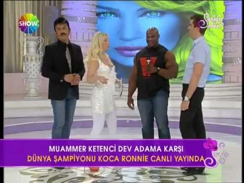 Seda Sayan kendini dünyaca ünlü vücüt sampiyonu zenci adamin kucagina atti .flv