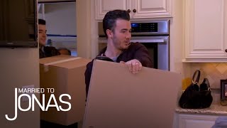Kevin Jonas' In-Laws Move In | Married to Jonas | E!