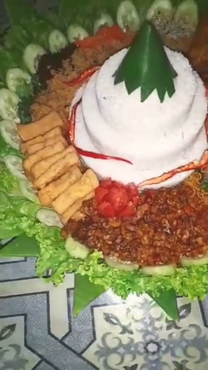 Nasi tumpeng ingkung sederhana