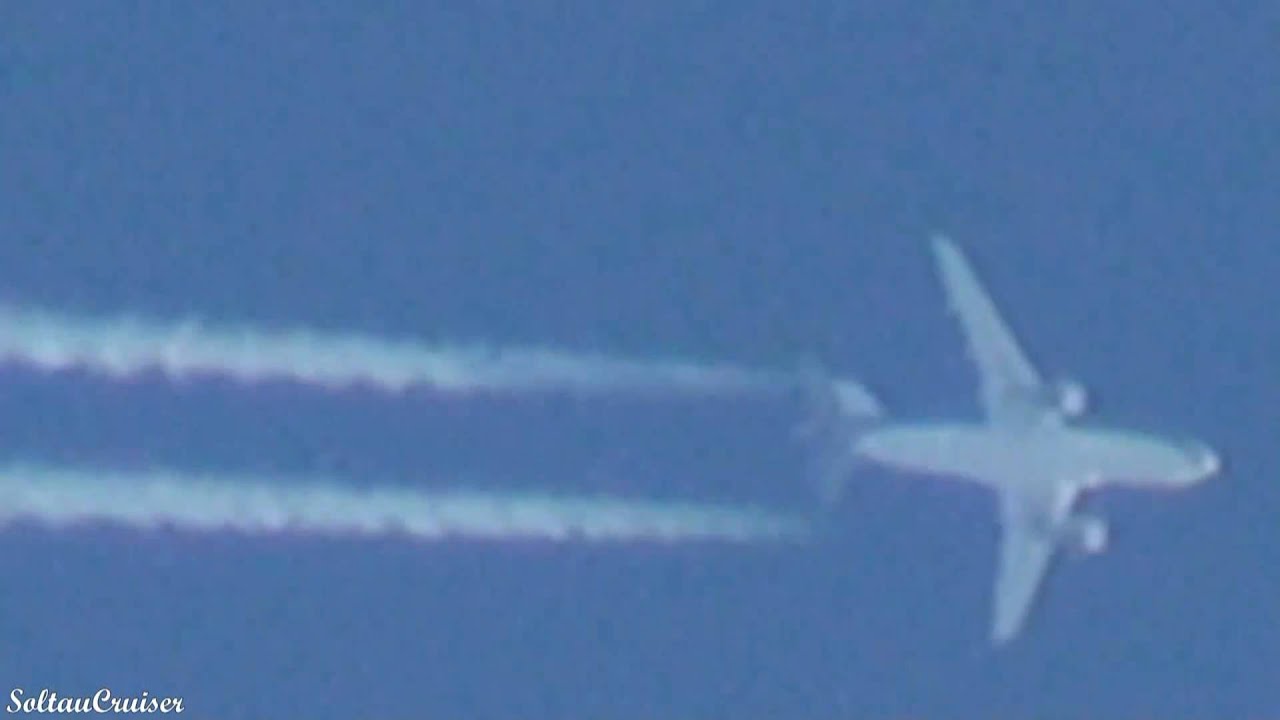 airbus a220 Sheikh Mustafa Ali Idris Airbus A319 Contrails over Berlin (03|01|2010)