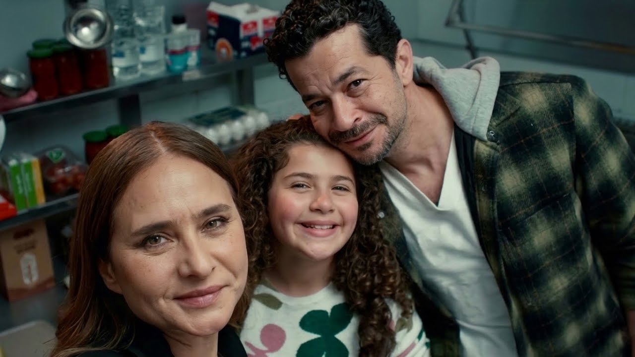 بتمثل علي صاحبتها انها بتحبها وبتوهمها انها مجنونة ومريضة علشان تسرق فلوسها وشغلها .. علي قد الحب