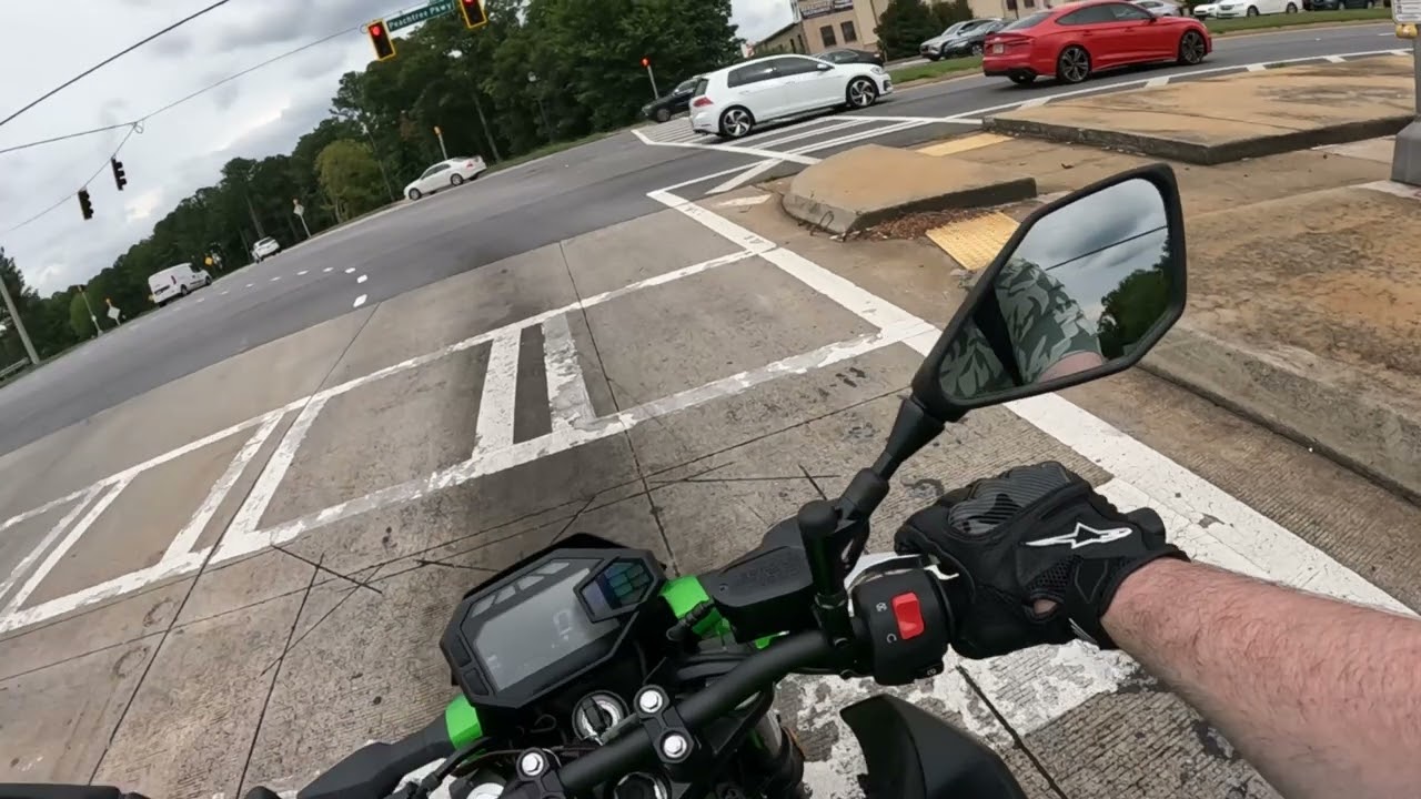 Race to beat the rain | KAWASAKI Z500