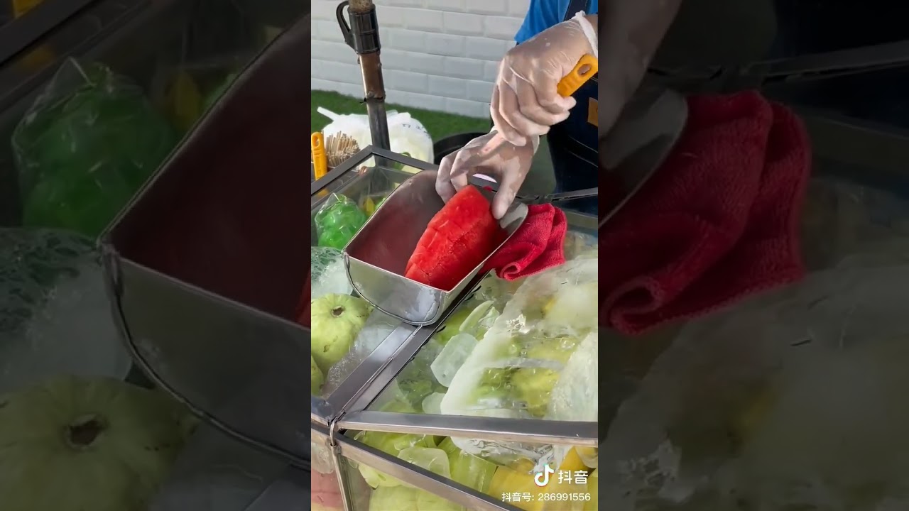 The fruit cart you wantThe price of a watermelon is 20 baht approximately RMB4 yuan 