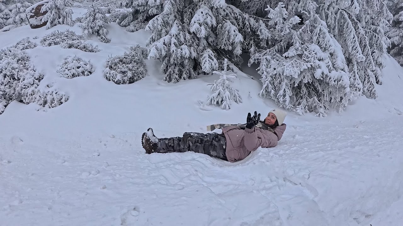 Im Topspeed geht es mit dem Rodel den Brocken hinunter. Rodeln am Limit. Schnee ist einfach toll. 🛷