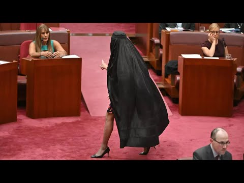 برلمانية أسترالية تثير الجدل بارتدائها البرقع داخل البرلمان