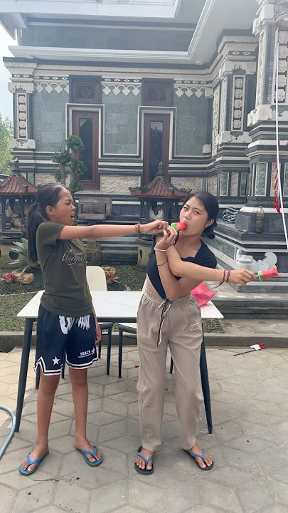 SISKA MAKAN ES KRIMNYA NITA