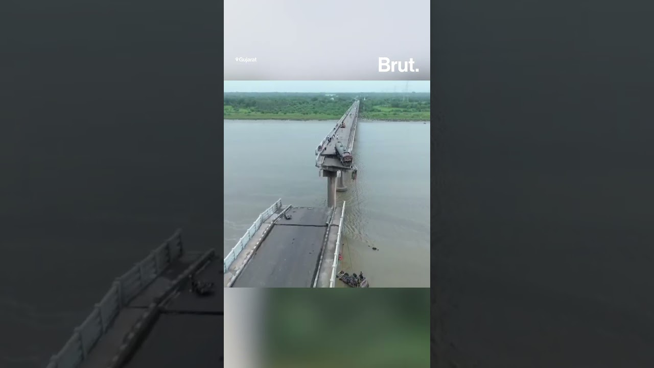 Bridge collapsed over the 𝐌𝐚𝐡𝐢𝐬𝐚𝐠𝐚𝐫 𝐑𝐢𝐯𝐞𝐫 𝐢𝐧 𝐆𝐮𝐣𝐚𝐫𝐚𝐭’𝐬 𝐕𝐚𝐝𝐨𝐝𝐚𝐫𝐚 𝐝𝐢𝐬𝐭𝐫𝐢𝐜𝐭.
