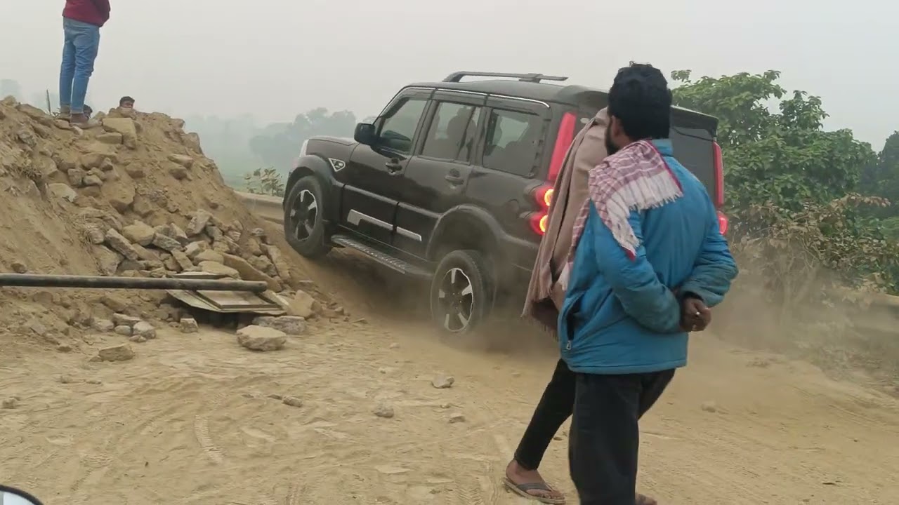 Tanda pul band hone ke bad bhi log char pahiya vahan lekar aa aur ja rahe hain