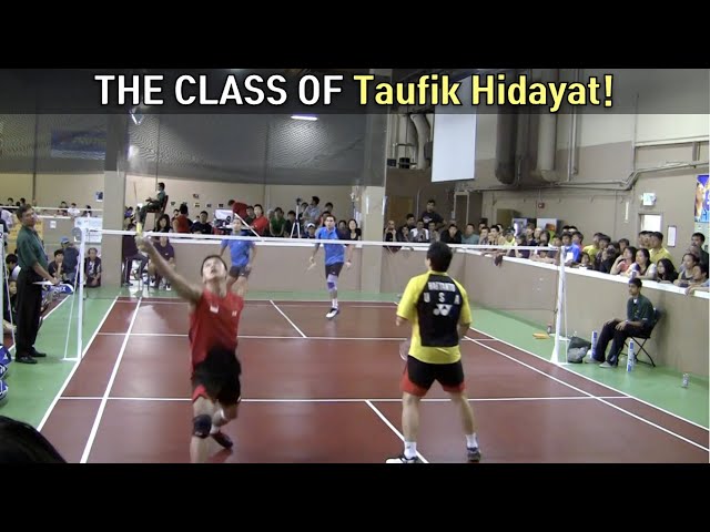 Kelas Legenda! Taufik Hidayat. Pasti ada spring di pergelangan tangannya. class=