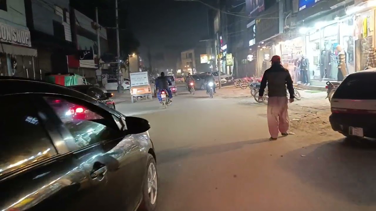 AJ Brand Road Multan ki bht Shops seal ho gye hain 