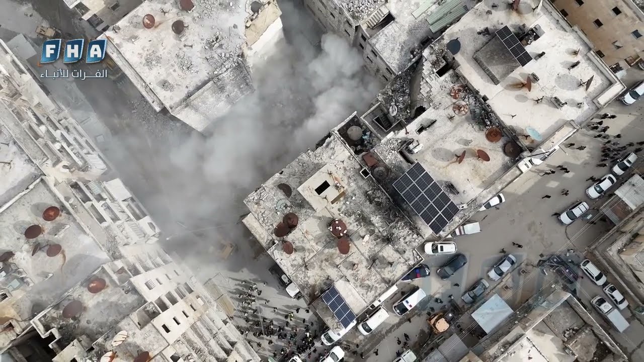 لحظة انهـيار مبنى سكني آخر أثناء عمليات البحث عن عالقين تحت الأنقاض في حي الأشرفية بمدينة حلب