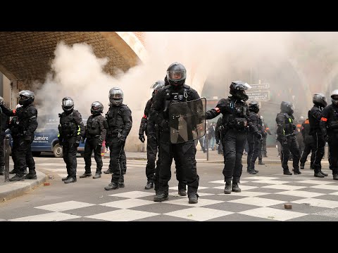 Париж превратился в зону боевых действий. Полицейских массово мобилизуют в связи с беспорядками