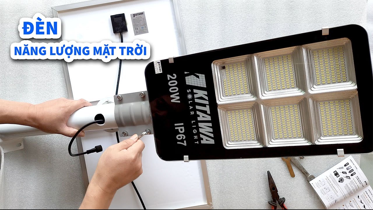 Lắp Đặt Và Trải Nghiệm Đèn Năng Lượng Mặt Trời 200W