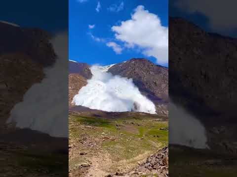 ⚡️Группа туристов чуть не погибла в Киргизии, снимая обрушение ледника.