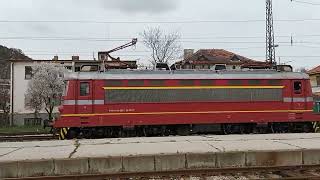 Лъскавата 44061 ,маневрира в гара Пловдив