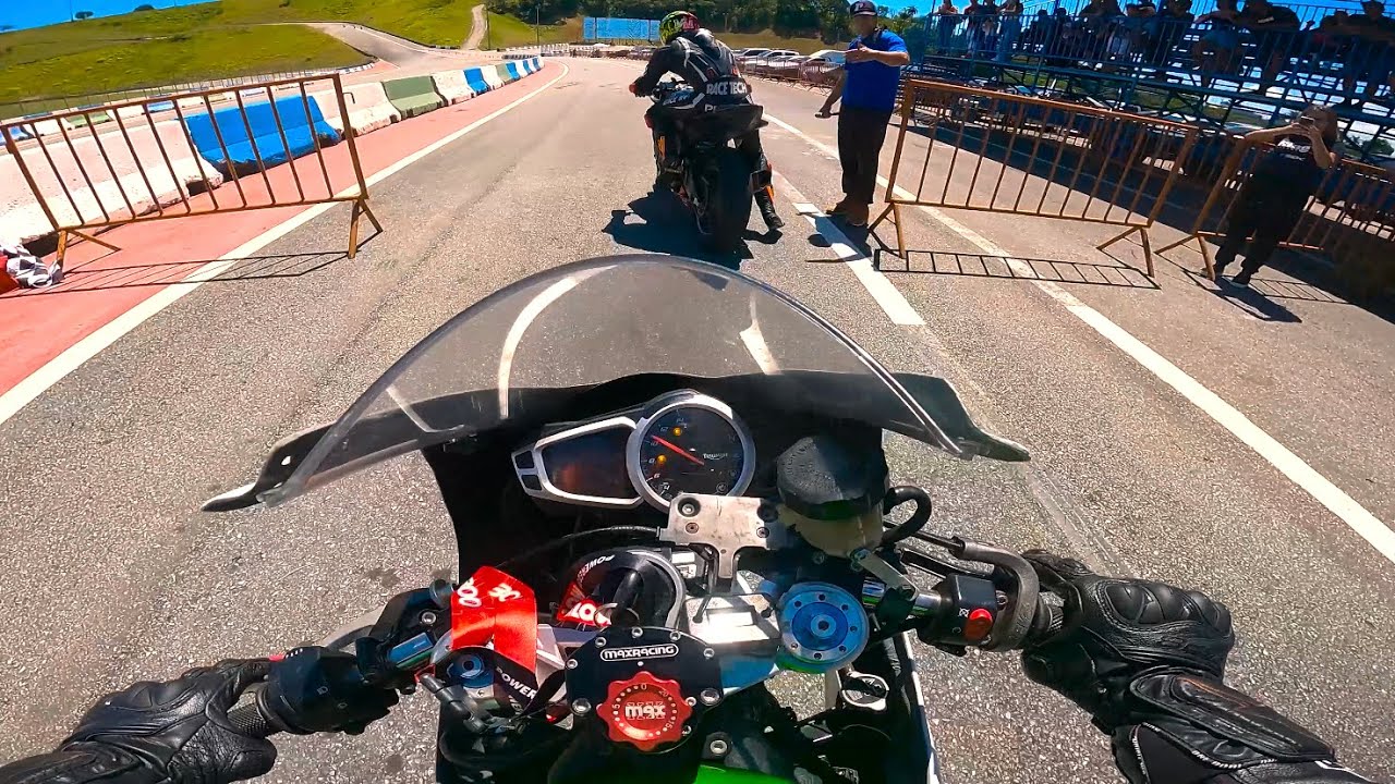 TRIUMPH DAYTONA 675 E YAMAHA R6 ACELERANDO FORTE NO MEGA SPACE - YouTube