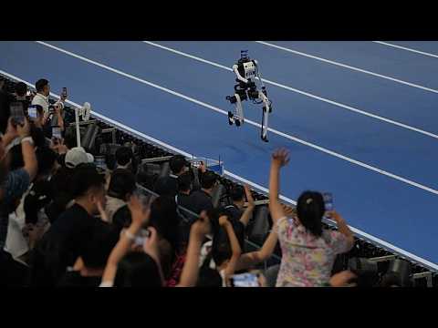 Video Beijing Robot Games: umanoidi in gara tra sprint, calcio e tai chi