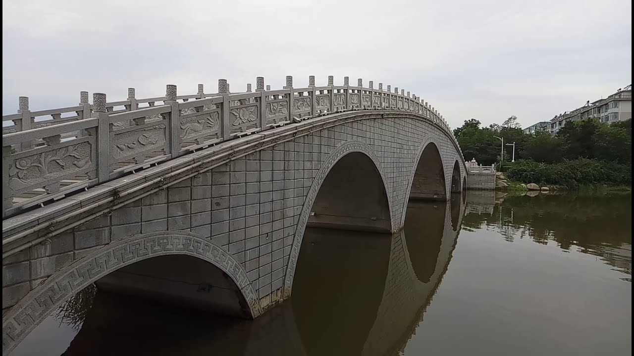 ХУНЬЧУНЬ. КИТАЙ. ПАРК С ВИДОМ НА ГОРОД / China, Hunchun, city park