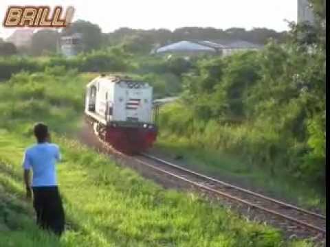 Nyaris Saja!!! Truk Volvo tidak kuat nanjak tikungan | FunnyCat.TV